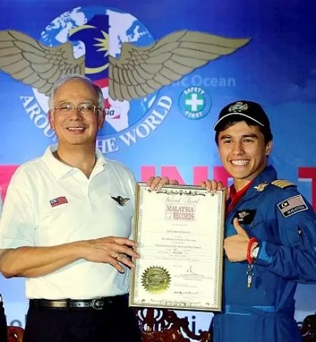 Kapten James Anthony Tan Juruterbang Muda Catat Rekod Dunia