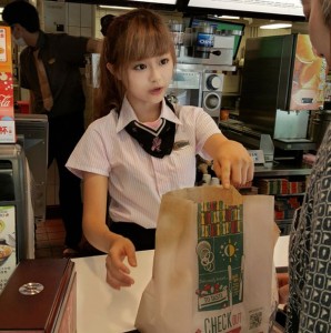 Pekerja McDonald’s Gadis Cantik Seperti Anak Patung di Taiwan